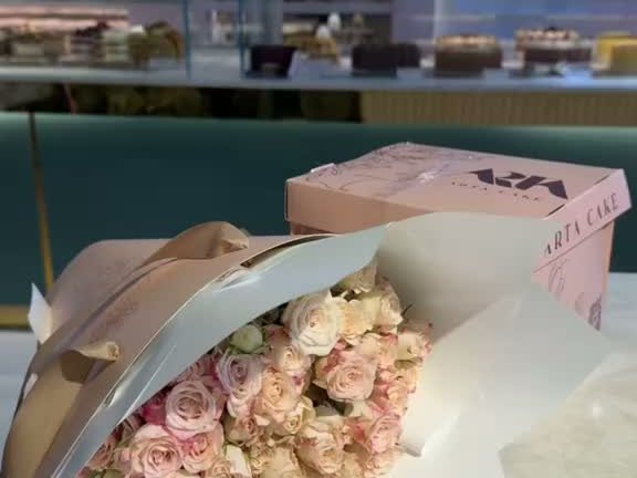 باقة ورد أنيقة بتغليف أرتا