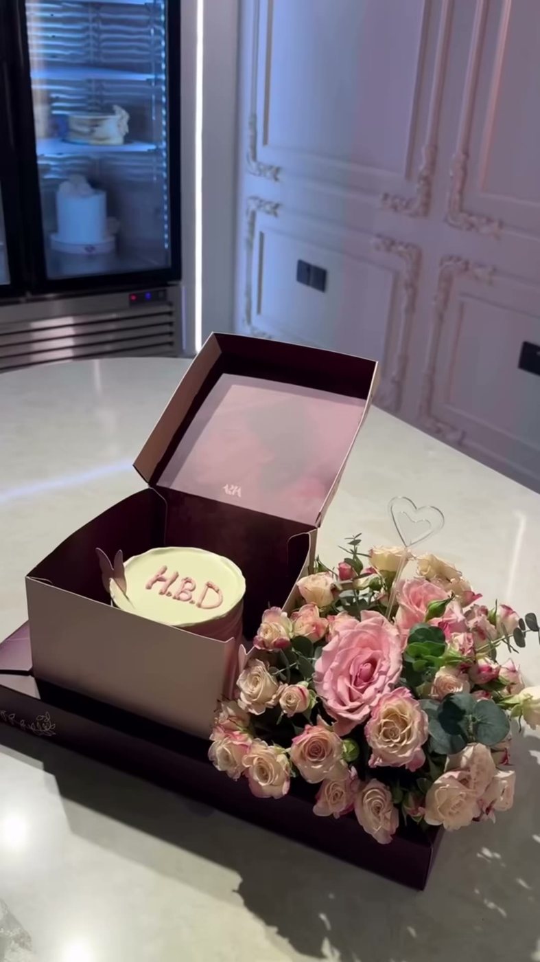 بوكس إهداء فاخر بالورد والكيك من أرتا كيك